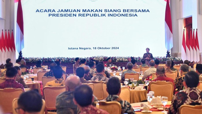 Jokowi makan siang bersama Menteri di Istana Negara