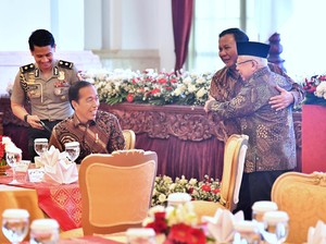 Standing Ovation Saat Makan Siang Pamitan Jokowi dan Para Menteri