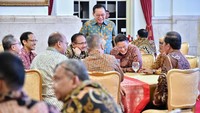 Momen kehangatan semakin terasa ketika di tengah acara, Presiden Jokowi berpindah meja untuk menghampiri para menteri. Jokowi terlihat berbincang hangat, menjalin komunikasi yang akrab dan penuh canda tawa. (Foto: Vico - Biro Pers Sekretariat Presiden)