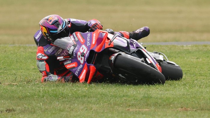PHILLIP ISLAND, AUSTRALIA - OCTOBER 18: Jorge Martin of Spain and the #89 Prima Pramac Racing crashes during practice ahead of the MotoGP of Australia, at Phillip Island Grand Prix Circuit on October 18, 2024 in Phillip Island, Australia. (Photo by Robert Cianflone/Getty Images)