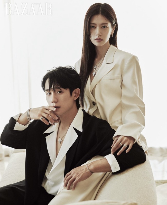 Jung Hae In dan Jung So Min menjalani pemotretan untuk Harper’s Bazaar Korea di Bali. Foto: dok. Instagram @harpersbazaarkorea