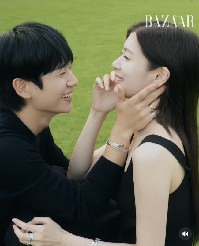 Pasangan drama Korea Love Next Door itu tampil serasi memamerkan koleksi perhiasan Damiani. Foto: dok. Instagram @harpersbazaarkorea