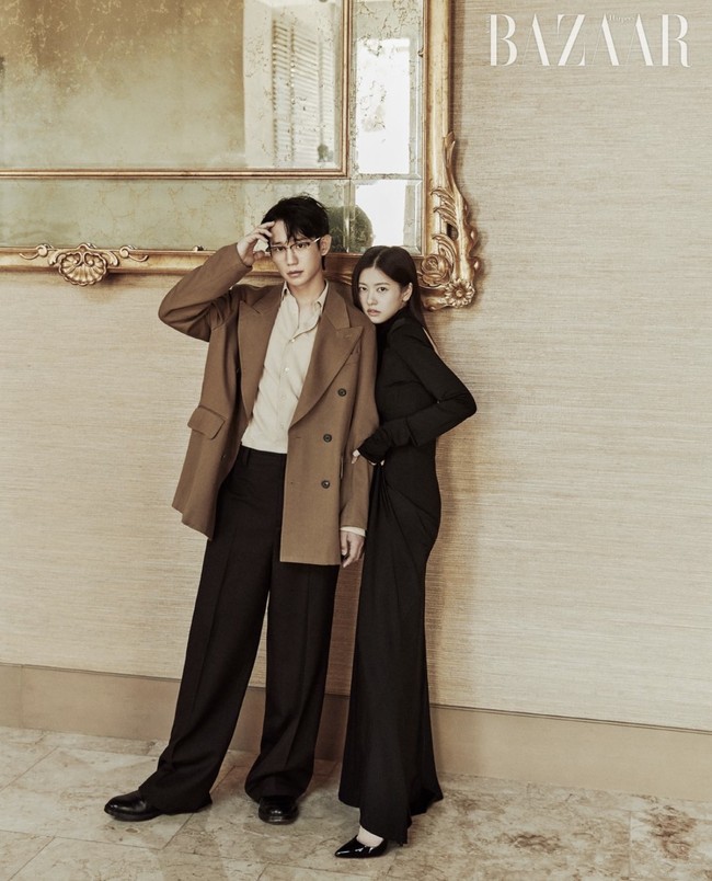 Menyusul rumor pacaran yang beredar, Jung Hae In dan Jung So Min kompak memilih untuk tak berkomentar lebih jauh. Sang aktris merasa senang jika penggemar melihat chemistry mereka dalam drama Korea Love Next Door. Foto: dok. Instagram @harpersbazaarkorea