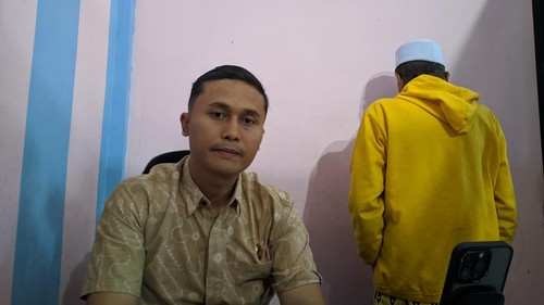 Kanit PPA Satreskrim Polres Lombok Barat, Ipda Dhimas Prabowo, saat memeriksa pelaku AP di kantornya, Jumat (18/10/2024). (Ahmad Viqi/detikBali)
