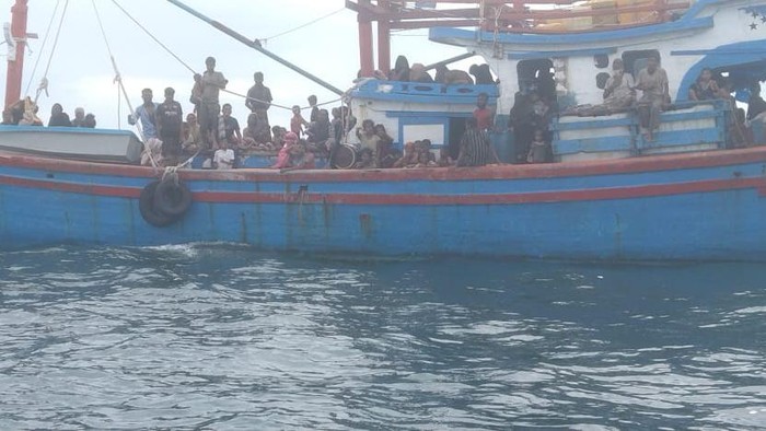 Kapal nelayan yang membawa pengungsi Rohingya terpantau di Perairan Aceh Selatan, Aceh. (Foto: dok Panglima Laot).