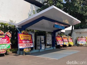 Karangan Bunga Terima Kasih Jokowi-Selamat untuk Prabowo Berjejer di Istana