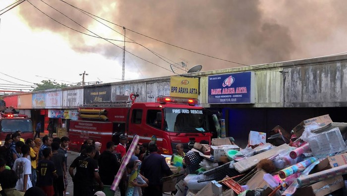 Sejumlah pedagang memindahkan barang dagangan agar terhindar dari api yang membakar Pasar Wonokriyo Gombong, Kebumen, Jawa Tengah, Kamis (17/10/2024). 
Penyebab kebakaran yang yang mengakibatkan setidaknya 129 kios dan 672 los terdampak kebakaran tersebut masih dalam penyelidikan petugas. ANTARA FOTO/Saifur/IZ/wpa.

Upaya pemadaman dilakukan dengan mendatangkan unit mobil pemadam kebakaran dari Kabupaten Purworejo, Banyumas, Banjarnegara, Purbalingga dan Wonosobo.
ANTARA FOTO/Saifu.