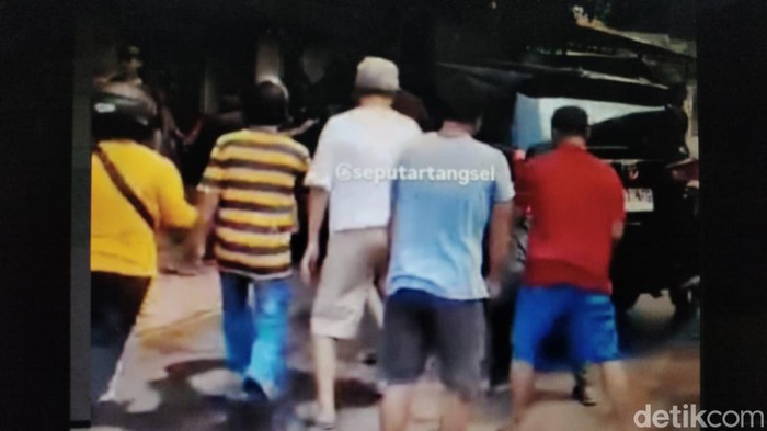 Kebakaran terjadi di Kademangan, Setu, Tangerang Selatan (Tangsel), Banten. Petugas pemadam kebakaran (damkar) memadamkan api bersama warga sekitar. (repro/dok Istimewa)