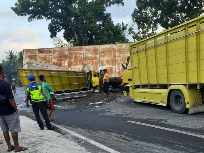 Kecelakaan 4 truk di Jalan Wates Km 13, Argorejo, Sedayu, Kabupaten Bantul, DIY, Jumat (18/10/2024) pagi.