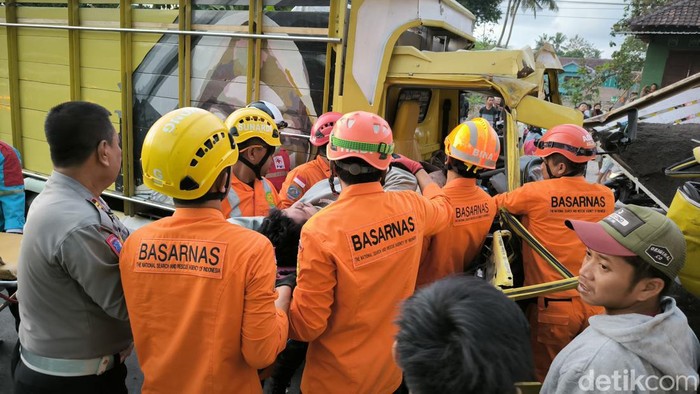 Proses evakuasi kecelakaan truk di jalan Wates KM 13 Kalakan, Argorejo, Sedayu, Bantul, Jumat (18/10/2024).