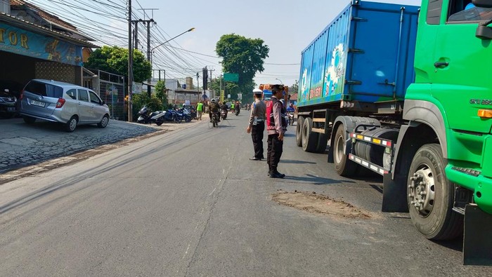 Kecelakaan di Jalan Raya Pameungpeuk - Banjaran, Desa Bojongmanggu, Kecamatan Pameungpeuk, Jumat (18/10/2024). Pemotor tewas terlindas truk.
