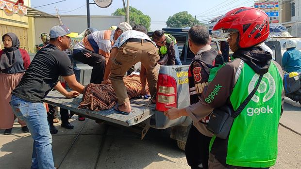 Kecelakaan di Jalan Raya Pameungpeuk - Banjaran, Desa Bojongmanggu, Kecamatan Pameungpeuk, Jumat (18/10/2024). Pemotor tewas terlindas truk.