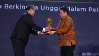 Kementerian Agama (Kemenag) meraih penghargaan di ajang detikcom Awards 2024 sebagai Lembaga Berkinerja Unggul dalam Pelayanan Publik. Penghargaan ini menjadi bukti nyata atas upaya Kemenag dalam memberikan pelayanan keagamaan dan pendidikan agama yang berkualitas bagi masyarakat.  