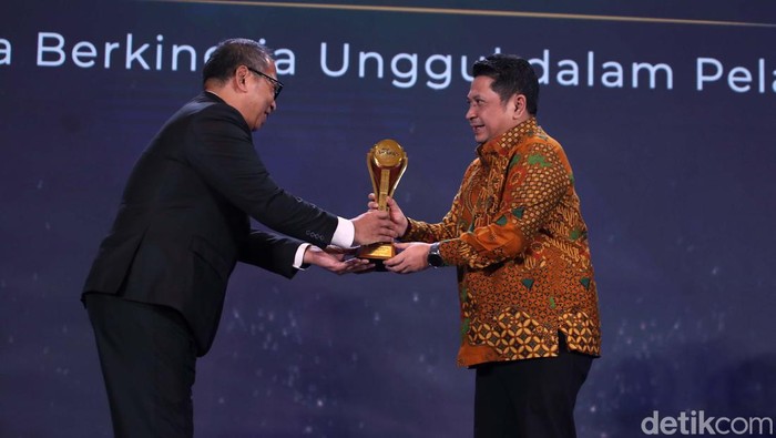 Kemenag Raih Lembaga Berkinerja Unggul dalam Pelayanan Publik Kementerian Agama (Kemenag) meraih penghargaan di ajang detikcom Awards 2024. Mereka dinobatkan sebagai Lembaga Berkinerja Unggul dalam Pelayanan Publik.