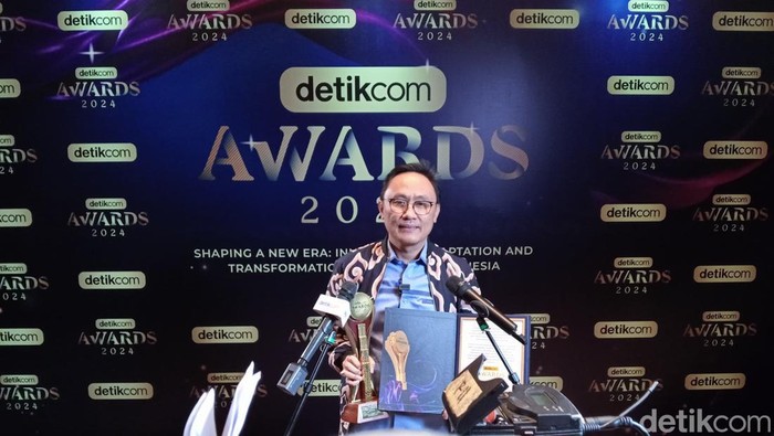 Kepala BPJPH Kemenag Muhammad Aqil Irham usai menerima detikcom Awards 2024 di The Westin Jakarta, Kamis (17/10/2024).