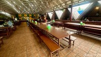 Area makannya ada yang menggunakan kursi dan meja panjang dan ada pula saung di sisi kanan. Di sisi kiri juga pengunjung bisa duduk lesehan.