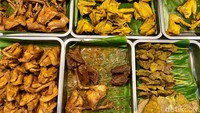 Ada olahan ayam kampung, bebek, ikan nila, ikan mas, ikan gurame, aneka pepes, hingga aneka sate. Dijamin kalap!