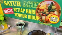 Penawaran andalan di sini adalah sayur asem gratis untuk pembeli. Ada pokok khusus untuk panci besar berisi sayur asem yang bisa diambil sendiri oleh pembeli.