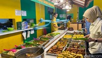 Terdapat lebih dari 50 jenis lauk di sini. Lauknya disusun di nampan beralaskan daun pisang.