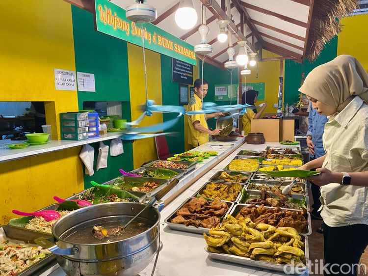 Raos Pisan! Ada 50 Lauk dan Bonus Sayur Asem Gratis di Sini