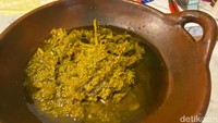 Kalau mau yang unik, coba racikan sambal hejo yang jarang ditemukan di warung dan rumah makan Sunda lainnya. Teksturnya halus dan rasa pedasnya bikin segar!
