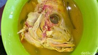 Kalau ke sini jangan lupa coba Kepala Kakap Kuah Nanas (Rp 65 ribu). Potongan kepala kakap berukuran besar ini terendam dalam kuah kuning terang yang rasanya asam segar.