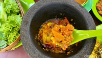 Warung Sunda Bumi Sadayana tetap menyajikan sambal bawang yang rasa pedasnya terkenal kuat. Disajikan di cobek dan ditaruh di atas meja makan.