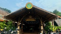 Warung Sunda Bumi Sadayana bisa ditemui di Jl. KH. Hasyim Ashari, Cipondoh. Buka sejak 2023, rumah makan keluarga ini punya area santap yang bikin adem!