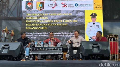 Kepala OJK NTB Rudi Sulistyo (dua dari kanan) saat mengisi Talkshow Lotim Berkembang, UMKM Berdaya di Taman Rinjani Kota Selong, Lombok Timur, NTB, Jumat (18/10/2024). (Nathea Citra/detikBali)