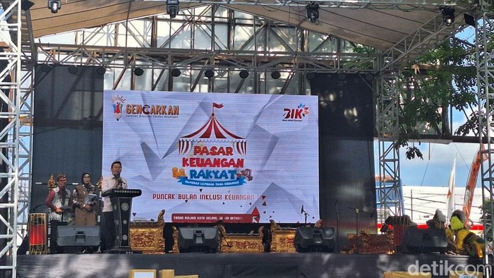 Kepala OJK NTB Rudi Sulistyo saat membuka sambutan Pasar Keuangan Rakyat di Taman Rinjani Kota Selong, Lombok Timur, NTB, Jumat (18/10/2024). (Nathea Citra/detikBali)