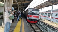 KA Jarak Jauh Tabrakan dengan KRL di Stasiun Bekasi Timur