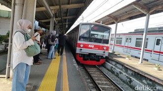 KA Jarak Jauh Tabrakan dengan KRL di Stasiun Bekasi Timur