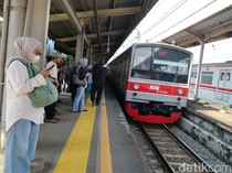 Viral! Aksi Heroik Petugas Kereta Tuntun 3 Tunanetra di Stasiun KRL