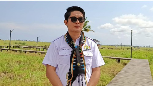 Ketua Kadin Manggarai Barat, Ignasius Charles Angliwarman, seusai dilantik di tengah sawah  di Desa Siru, Kecamatan Lembor, Manggarai Barat, NTT, Jumat (18/10/2024). (Istimewa)
