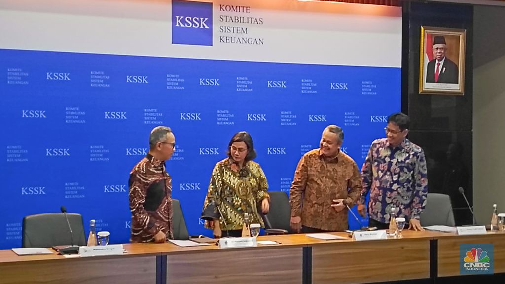 (Kiri - Kanan) Ketua Dewan OJK, Mahendra Siregar, Menteri Keuangan, Sri Mulyani, Gubernur Bank Indonesia, Perry Warjiyo dalam Konferensi Pers KSSK IV Tahun 2024 di Bank Indonesia, pada Jumat, (18/10/2024). (CNBC Indonesia/Rosseno Aji)