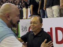 Momen De Gadjah Bertemu Koster di GOR Ngurah Rai