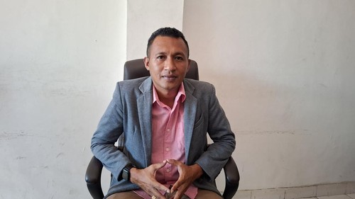 Kuasa Hukum Algajali Munandar, Bildad Thonak, saat diwawancarai detikBali di kantornya, Jumat (18/10/2024). (Yufengki Bria/detikBali).