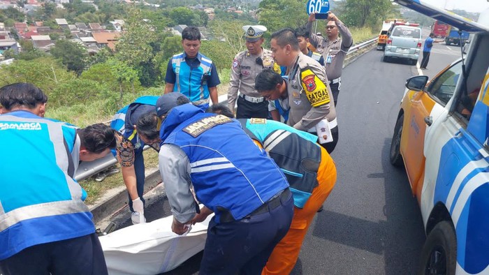 Proses evakuasi minibus Elf yang terguling di Tol Ungaran, Jumat (18/10/2024).