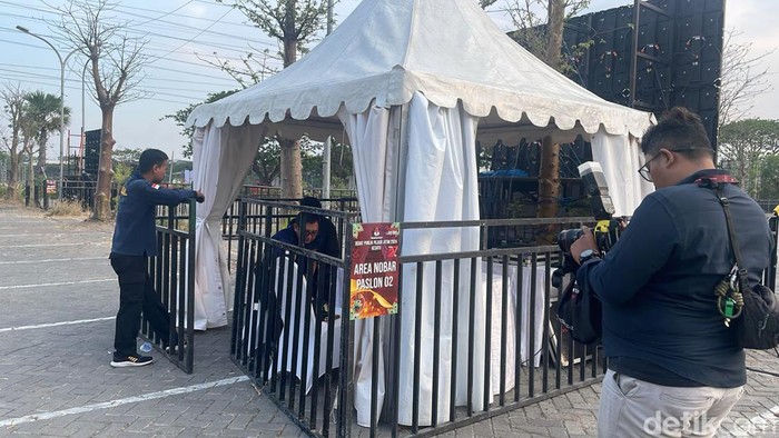 Layar lebar disiapkan di lokasi debat perdana pilgub jatim 2024