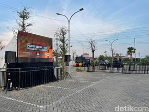 Layar Lebar Disiapkan di Luar Gedung Unesa untuk Nobar Debat Pilgub Jatim