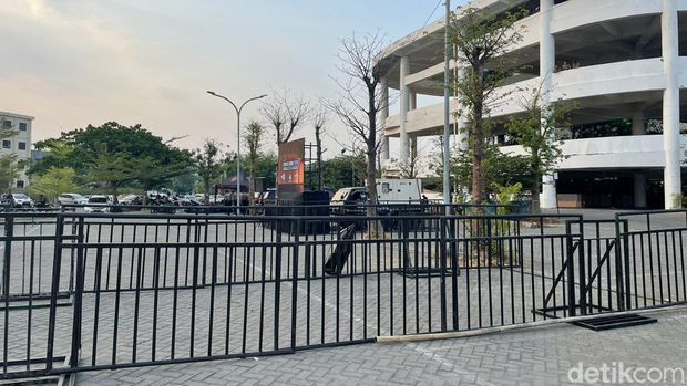Layar lebar disiapkan di lokasi debat perdana pilgub jatim 2024