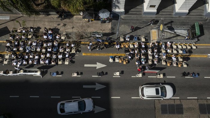 Mahasiswa Argentina Gelar Aksi Protes di Depan Kampus Mahasiswa melakukan aksi protes di depan Universitas Buenos Aires. Mereka memprotes janji Presiden Argentina Javier Milei soal UU Pendanaan Universitas.