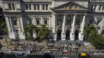 Protes UU Pendanaan, Mahasiswa Argentina Belajar di Depan Kampus