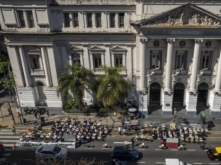 Protes UU Pendanaan, Mahasiswa Argentina Belajar di Depan Kampus