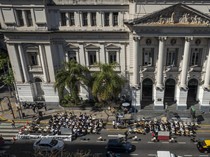 Protes UU Pendanaan, Mahasiswa Argentina Belajar di Depan Kampus