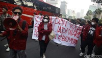 Mahasiswa dari Universitas Bung Karno (UBK) mengenakan jaket almamater warna merah untuk mengkritisi pelantikan Wapres terpilih Gibran.