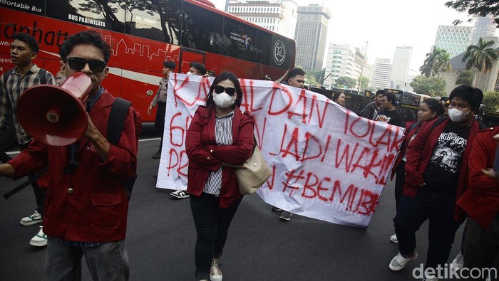 Mahasiswa dan ibu-ibu berunjuk rasa di Kawasan Patung Kuda dan perempatan Sarinah, Jakarta, Jumat (18/10/2024). Mereka mengkritisi kebijakan Jokowi dan pelantikan Wapres Gibran.
