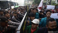 Kemudian puluhan mahasiswa BEM Seluruh Indonesia (BEM-SI) menyerukan hal serupa.