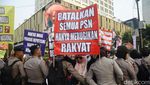 Mahasiswa dan Emak-emak Unjuk Rasa Jelang Pelantikan Prabowo-Gibran