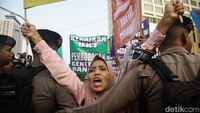 Aksi emak-emak dihadang aparat kepolisian.